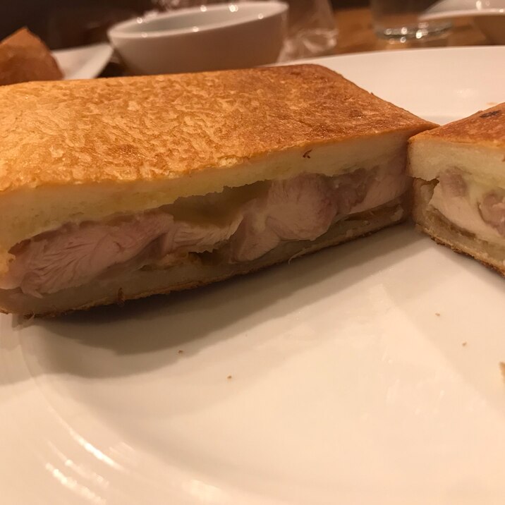 とろーりチーズのチキンホットサンド